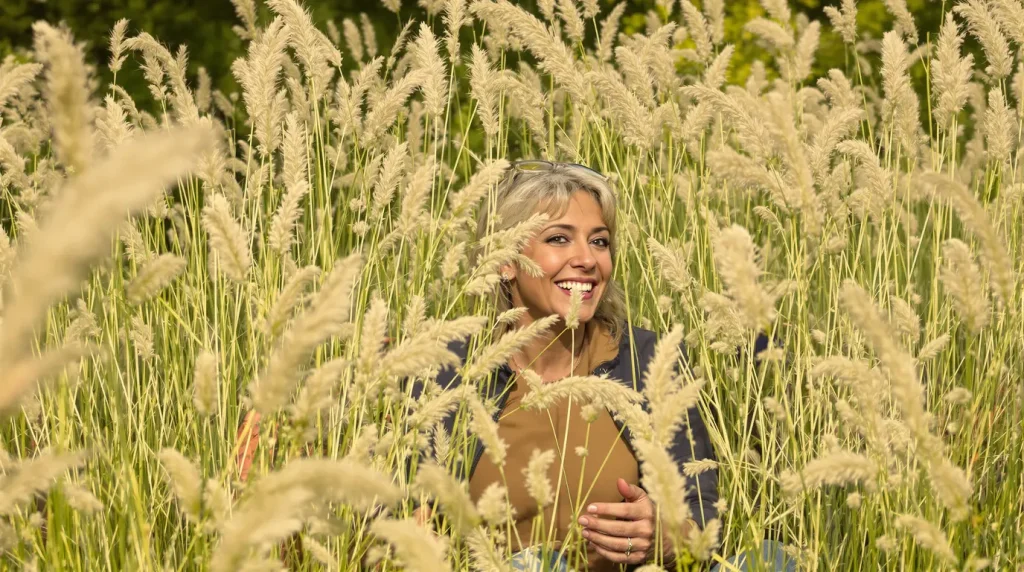Votre pelouse redeviendra plus dense et plus verte en ajoutant un seul élément naturel dès maintenant (sans produits chimiques)